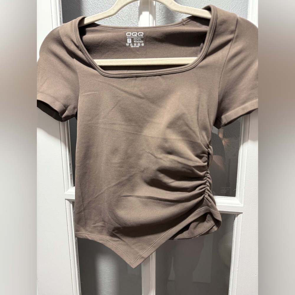 NWOT OQQ Short Sleeve Crew Neck Ruched Tee Shirt - Picture 4 of 9